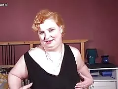 Чоң любитель бабуля менен ар кандай кара игрушкой